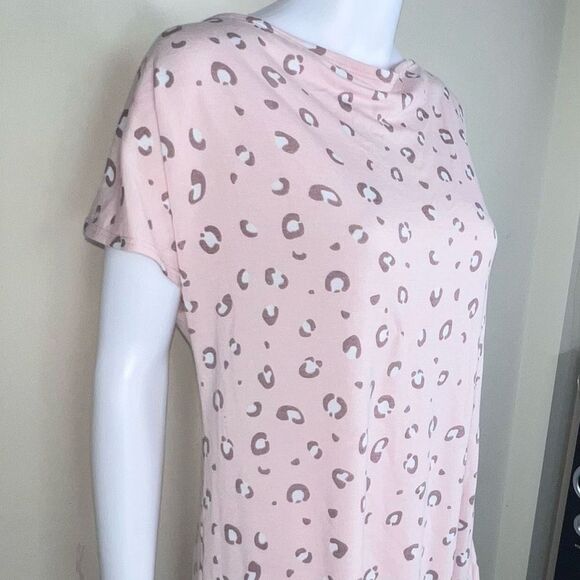 Heimish USA Pink Leopard Spot Crewneck Twist Hem Top - Picture 2 of 10
